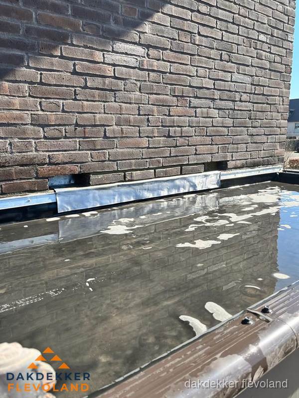 Stilstaand water op plat dak door slechte afwatering in Flevoland Stilstaand water op plat dak door slechte afwatering in Flevoland