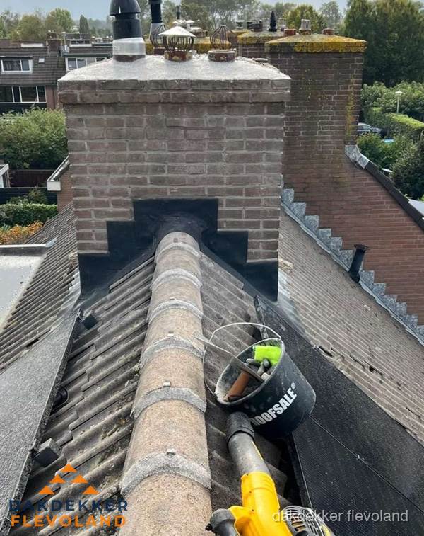 Schoorsteen met loodaansluiting en nokvorst op pannendak in Flevoland Schoorsteen met loodaansluiting en nokvorst op pannendak in Flevoland