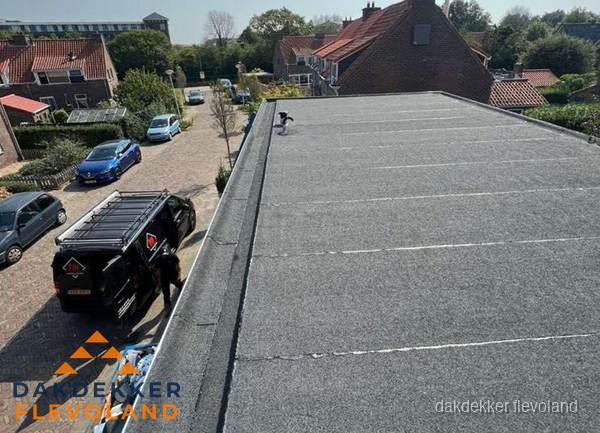 Nieuw bitumen plat dak met uitzicht over woonwijk in Flevoland Nieuw bitumen plat dak met uitzicht over woonwijk in Flevoland